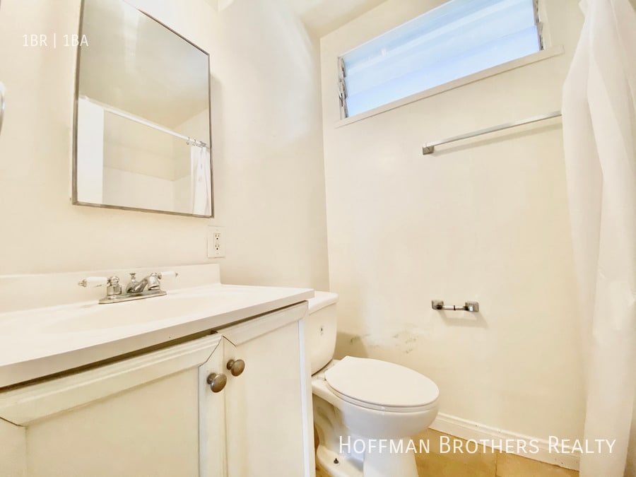 Building Photo - 1326 Flores St