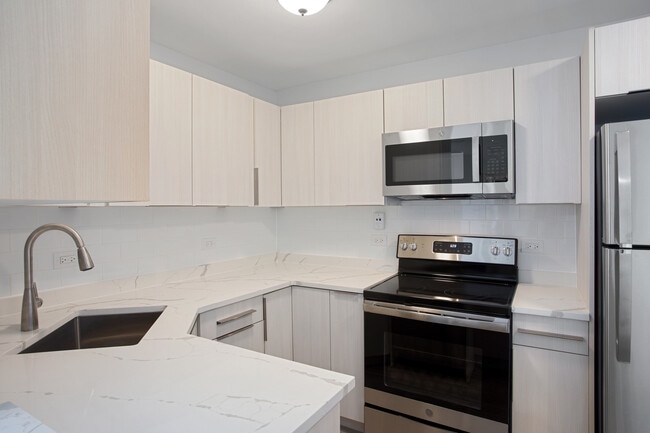 Building Photo - 6826 N Ridge Blvd