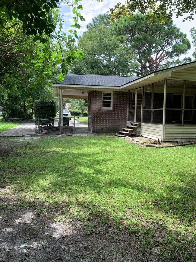 Building Photo - 3 Bedroom 1.5 Bath House on N. Wallace Ava...