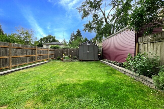 Building Photo - Cute Portsmouth Home with Sunroom, Fenced ...