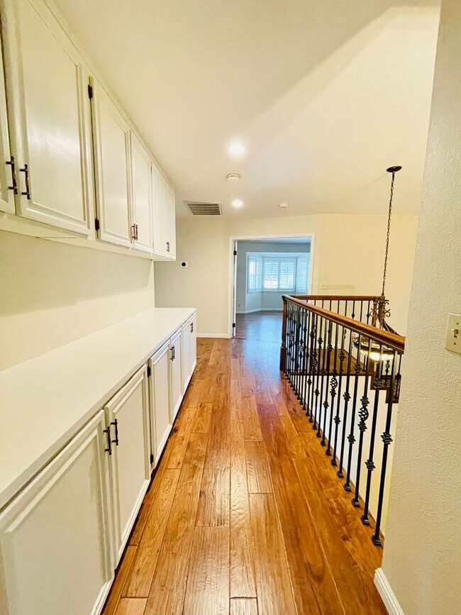 Building Photo - Beautiful 4 Bed 3 Bath + Huge Bonus Room A...