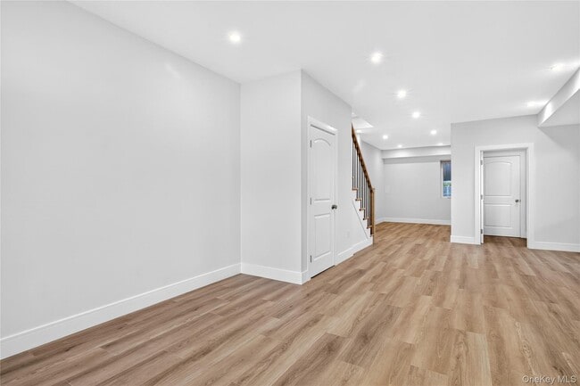 Building Photo - 42 Linwood Rd N