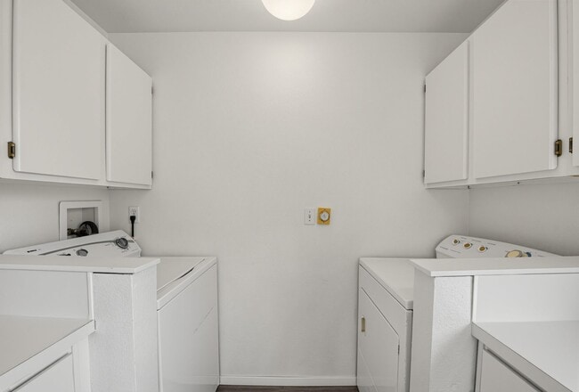 Building Photo - 601 Sunset Ave NE