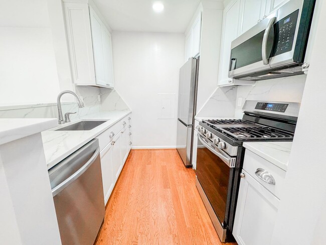 Building Photo - Freshly Renovated 1 Bed 1 Bath Condo With Balcony In Vibrant Savoy Park - Water Included