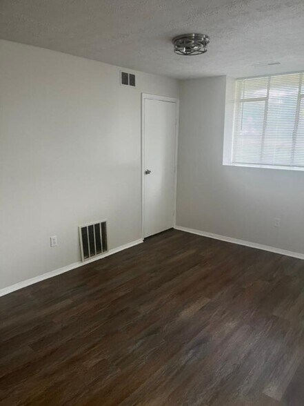 Building Photo - 562 Glenwood Ave