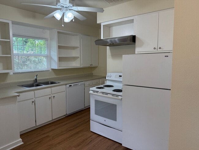 Building Photo - 3 Bedroom 1 Bathroom House