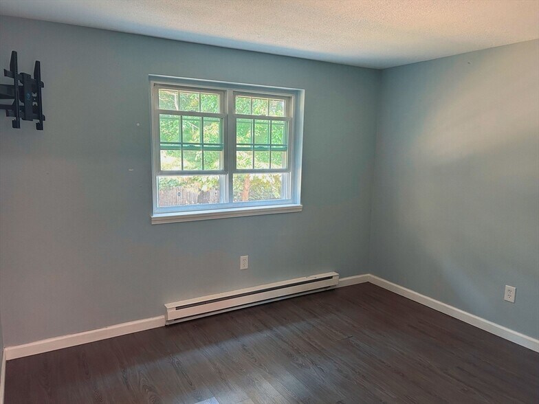Building Photo - 4 Maple Crest Cir