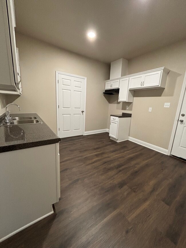 Building Photo - 307 Lister St