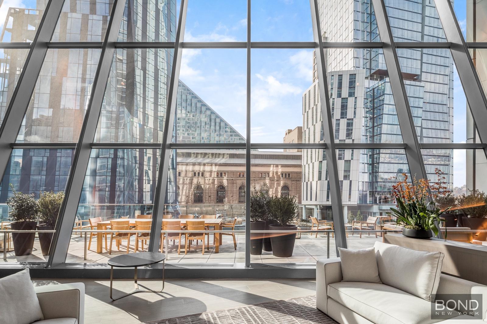 Building Photo - 635 W 59th St
