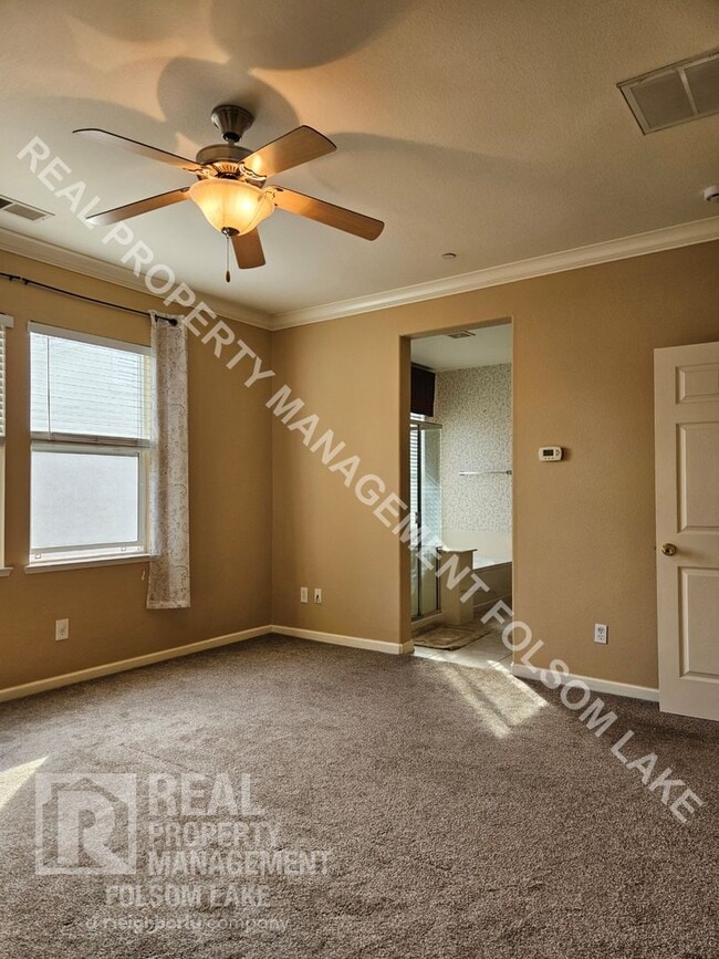 Building Photo - Lincoln Crossing Gated Community 3-Bedroom...