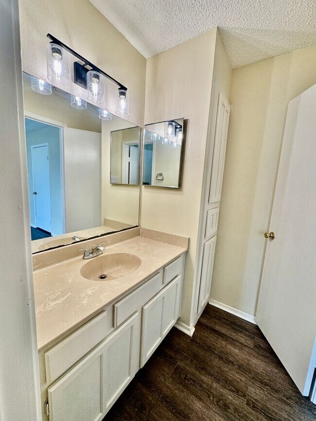 Building Photo - New Rental! 2-Story Townhome in Calallen –...
