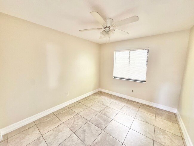 Building Photo - **SPRINGWOOD**2 BED / 2 BATH**NAPLES**ANNU...