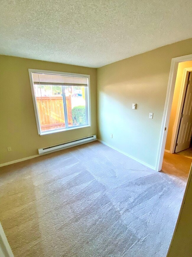 Building Photo - 2 bedroom Condo apartment in Fairwood-Rent...