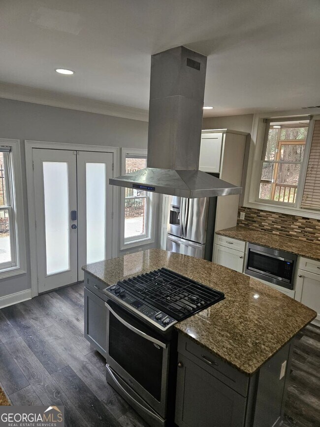 Building Photo - 660 Forest Hills Dr