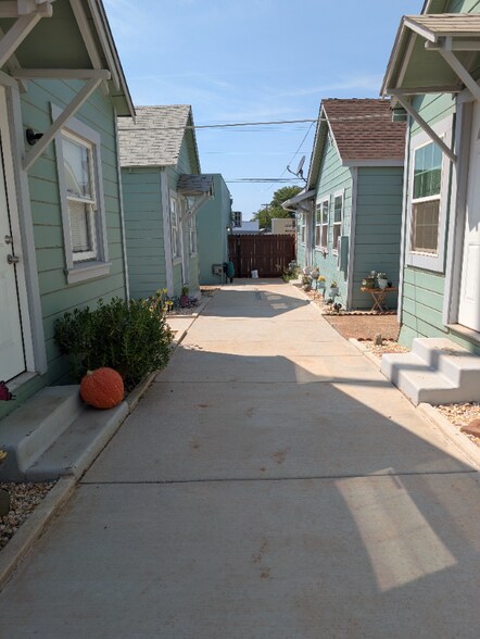 Building Photo - 3025 Myers St