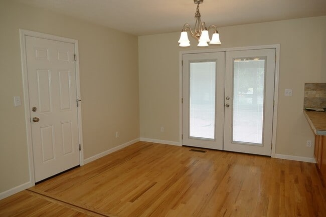 Building Photo - SE Garrett Dr - Milwaukie 3 bedroom with hardwood floors