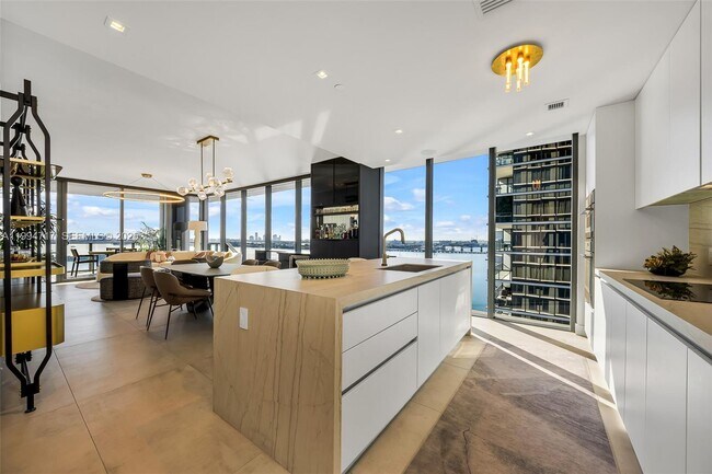 Building Photo - 700 NE 24th St