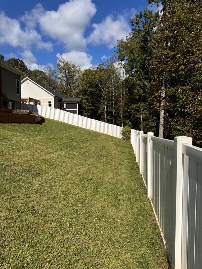 Building Photo - 3 Bedroom || 2 Bathroom Home in Forest