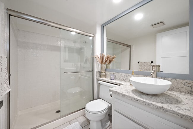 Building Photo - 124 Sequoia Ct