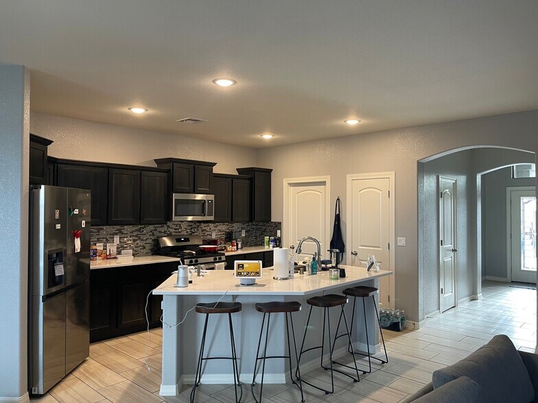 Building Photo - 4704 Marisabel Azcarate St