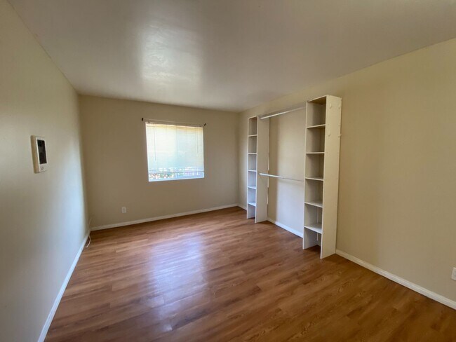 Building Photo - 5BR/2BA with Private Yard!