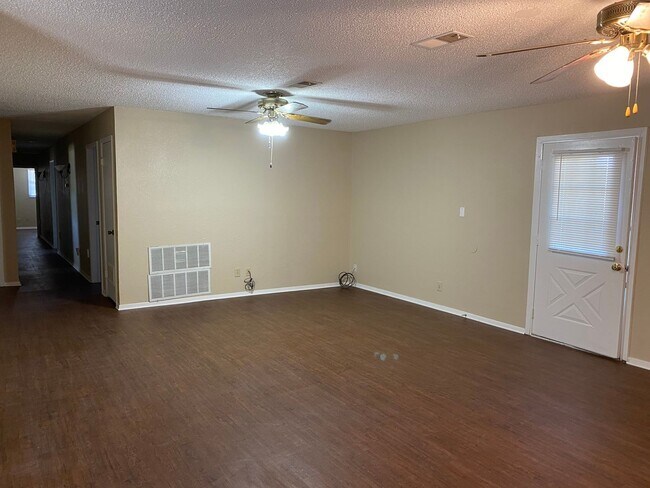 Building Photo - 5 BEDROOM HOME !!!!