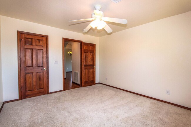 Building Photo - 3 Bedroom Home on 2.5 acres in Chino Valley