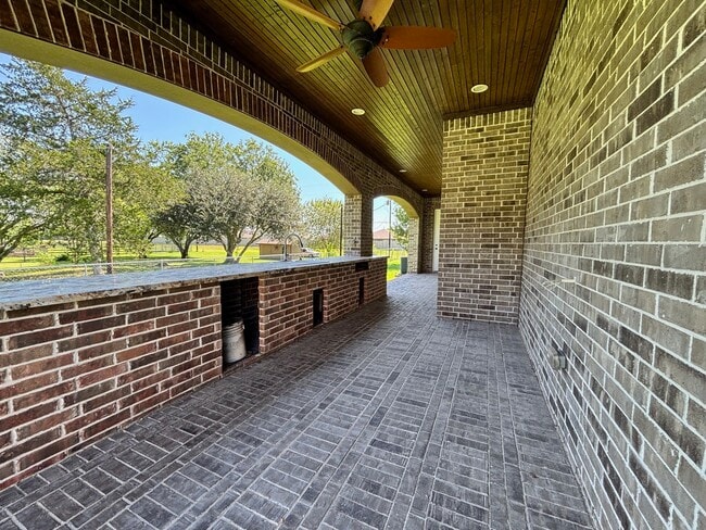 Building Photo - 1111 Armadillo Rd