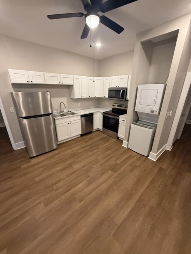 Building Photo - 622 7th St