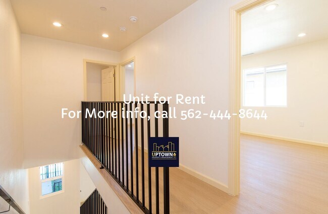 Building Photo - Townhome - 3 Bedrooms-2.5 Baths - Los Ange...