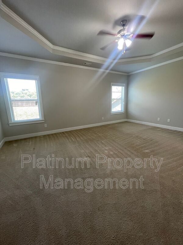 Building Photo - 5180 Mirror Lake Dr