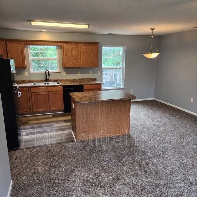 Building Photo - 305 NE Kingwood