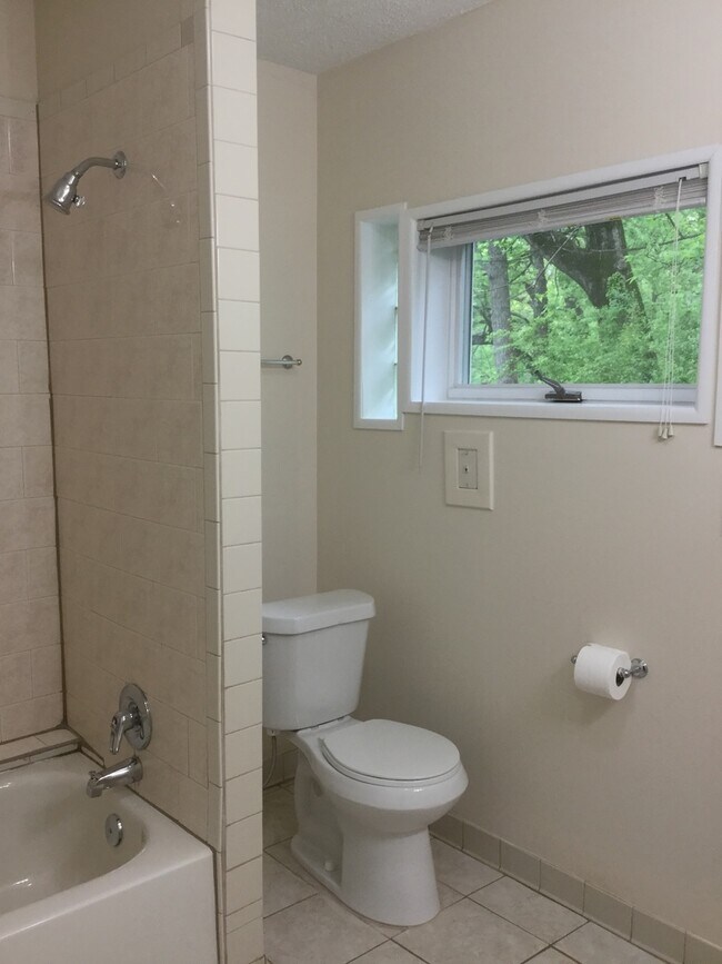 Building Photo - Country House on 1 Acre