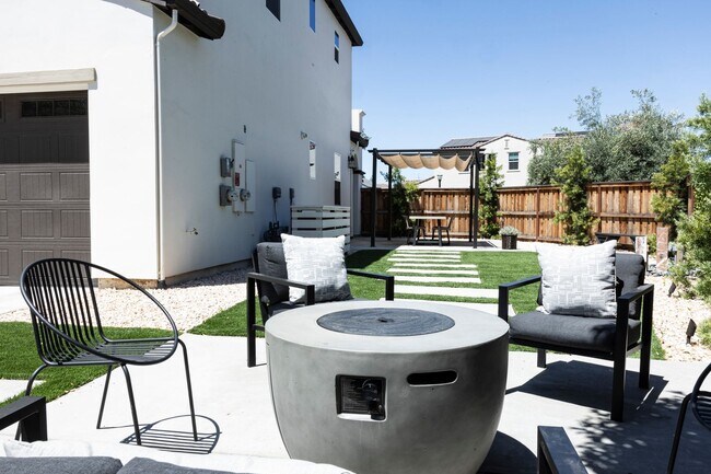 Building Photo - 3 bedroom | 2.5 bathroom | Crocker Village Single Family Home