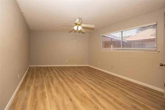 Building Photo - 11 Deerfield Dr