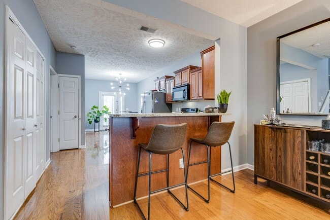 Building Photo - 2 BEDROOM 2 BATH TOWNHOME CLOSE TO DOWNTOWN