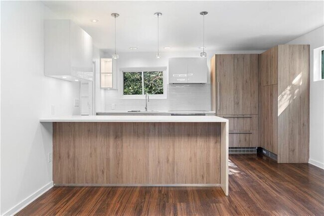 Building Photo - 5 Krog St NE