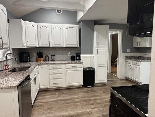 Building Photo - 6 Chamberlain Rd