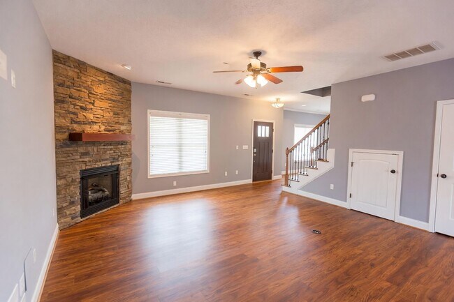 Building Photo - Cornerstone Spacious Single Family w Fenced Yard!