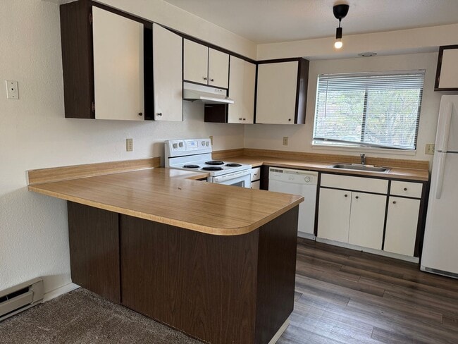 Building Photo - NE Bend 2bed/1.5bath Townhome Near St Charles with Garage