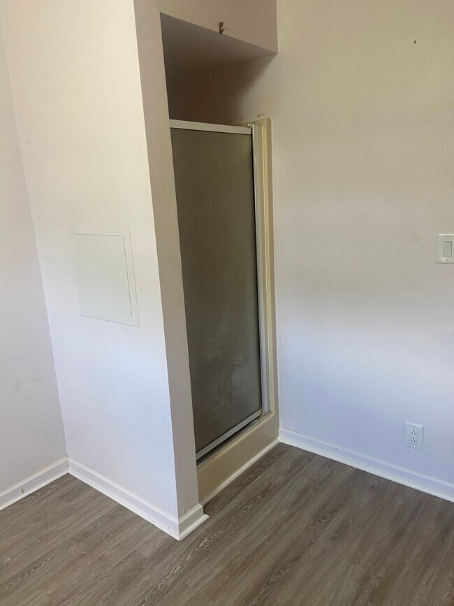 Laundry Room/Shower - 5421 16th Ave SW