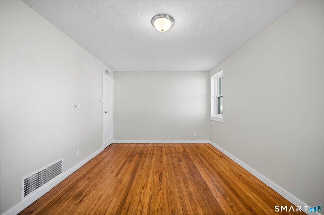 Building Photo - 8 New Hampshire Dr