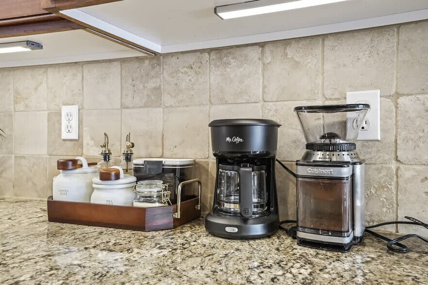 Building Photo - 611 E San Pedro St