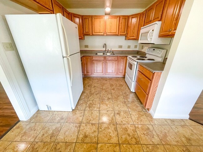 Building Photo - Beautiful and Spacious Pet-Friendly Home!