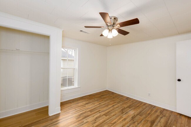 Building Photo - 2 Bedroom Charmer in heart of Columbiana