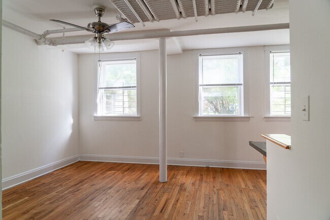 Building Photo - Ravenswood - 2 Bed / 1 Bath English Garden...