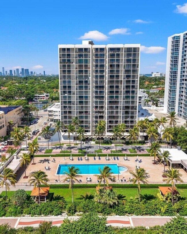 Primary Photo - 2625 Collins Ave