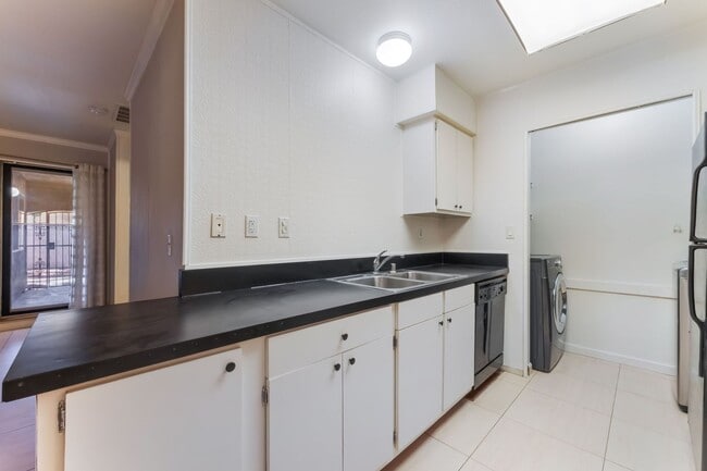 Building Photo - Two-bedroom, one bath single story townhou...