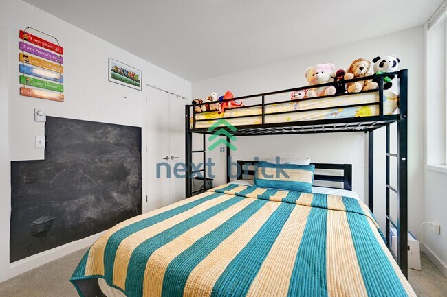 Building Photo - "Spacious 3-Bedroom Townhouse in Seattle's Vibrant Heart – 2 Full Baths & 1430 Sq Ft of Comfort!"