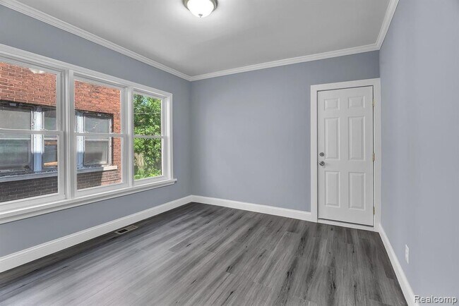 Building Photo - 3273 Cortland St